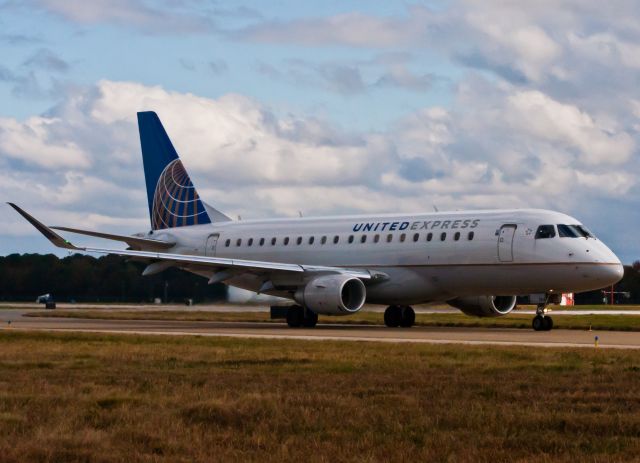 Embraer 175 (N744YX)