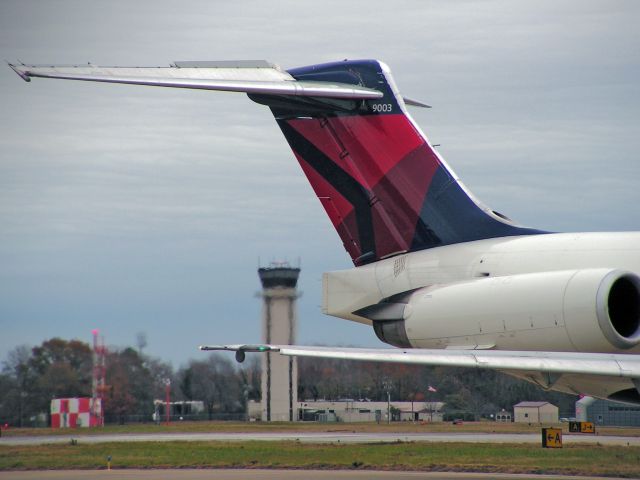 McDonnell Douglas MD-88 (N903DE)