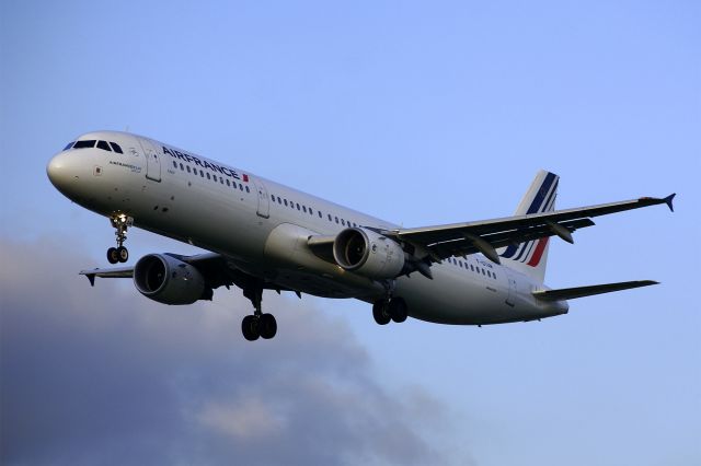 Airbus A321 (F-GTAM) - Airbus A321-211, Air France, F-GTAM, 13.Oct.2022, EGLL London Heathrow, Myrtle Ave