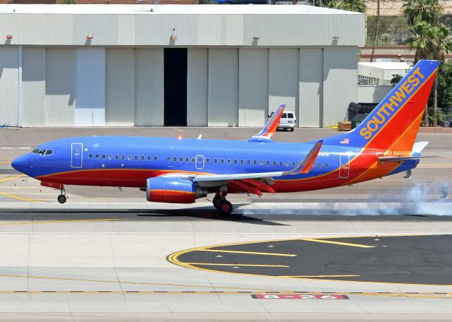 Boeing 737-700 (N239UW)