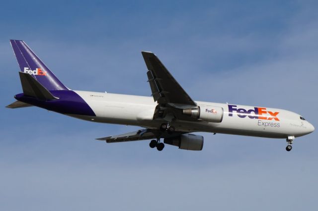BOEING 767-300 (N104FE)
