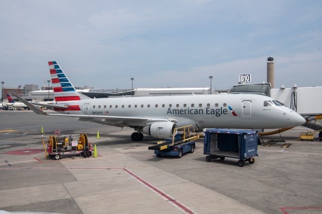 Embraer 175 (N424YX)