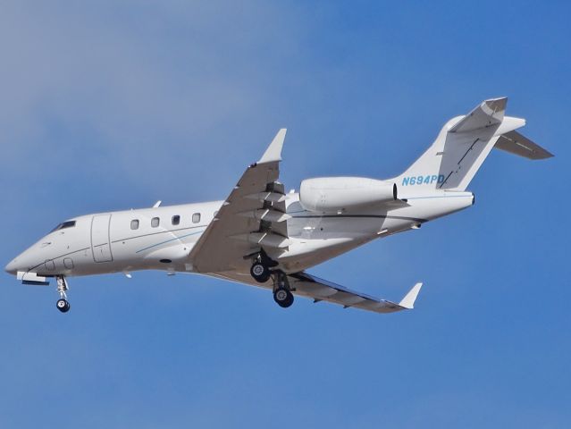 Bombardier Challenger 300 (N694PD)