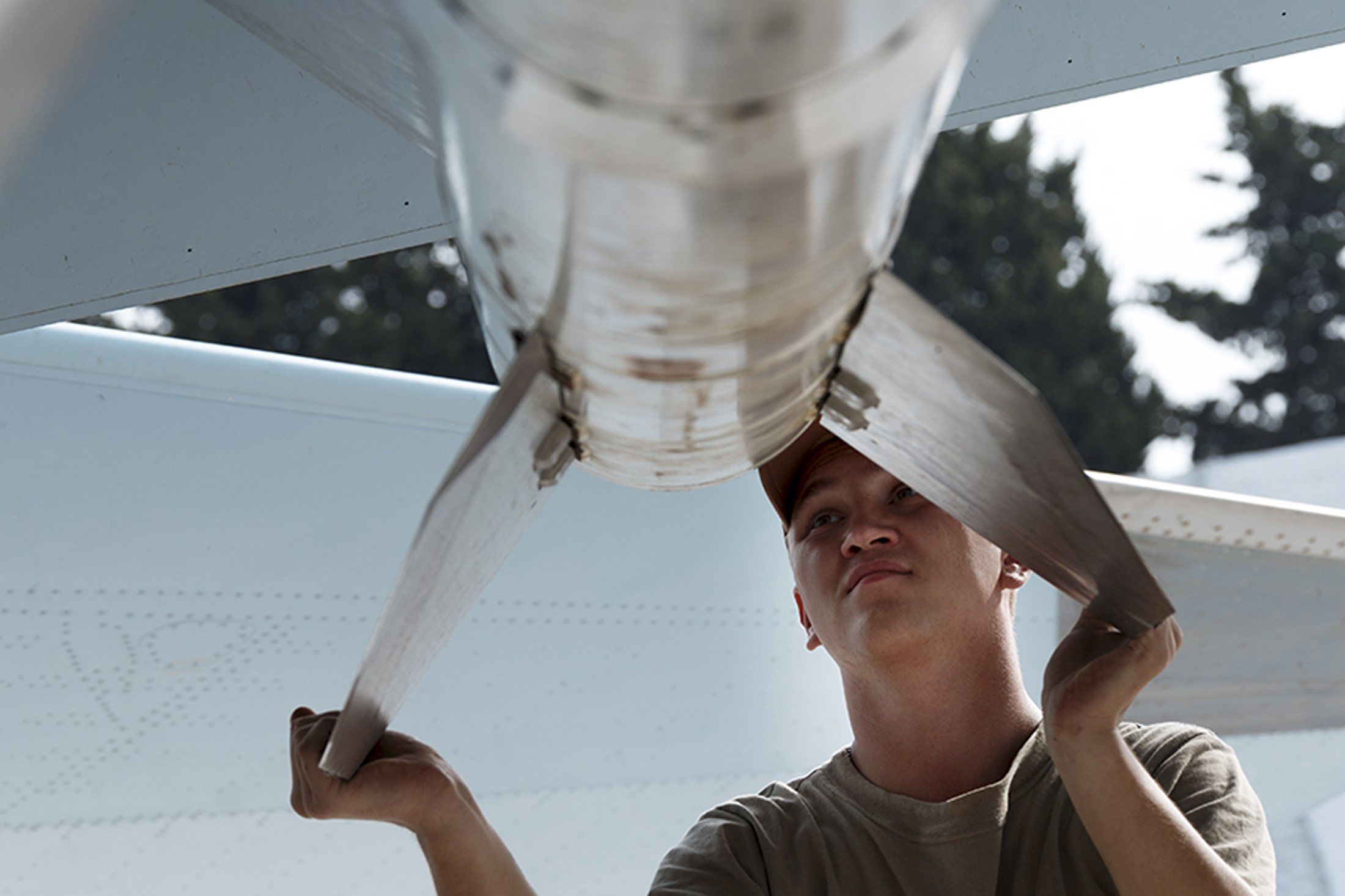 — — - A Russian ground staff member loads a Sukhoi Su-30 fighter jet with weapons at the Hmeymim air base near Latakia, Syria, in this handout photograph released by Russias Defence Ministry October 22, 2015. (Photo by Reuters/Ministry of Defence of the Russian Federation)