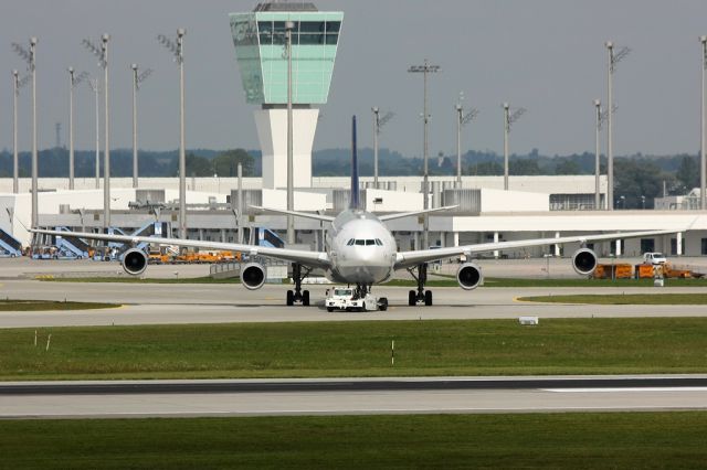 Airbus A340-300 (D-AIFE)