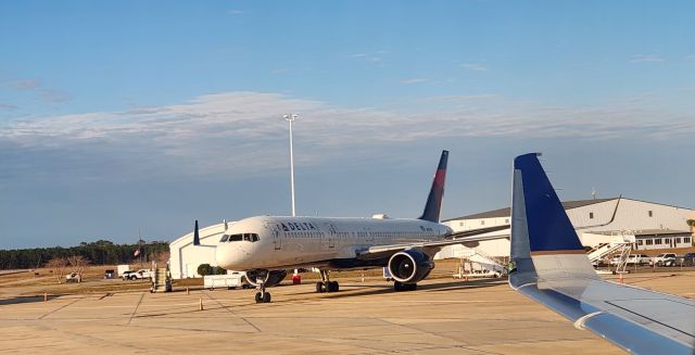 EMBRAER 175 (long wing) (N236JQ)