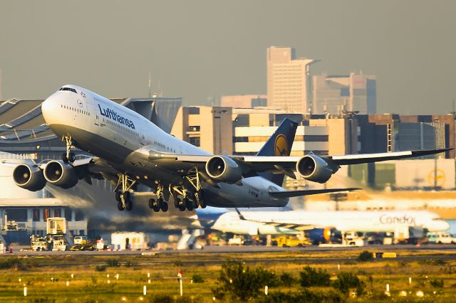 BOEING 747-8 (D-ABYM) - full power against the sun. Evening departure!!