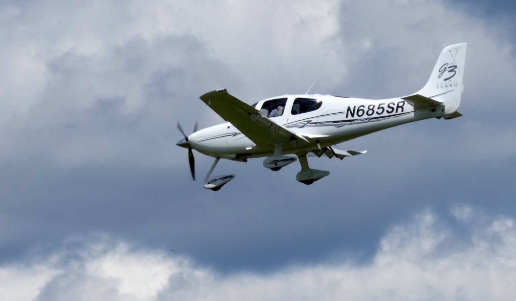 Cirrus SR-22 (N685SR) - On final is this 2007 Cirrus SR22 GTS Turbo in the Spring of 2019.