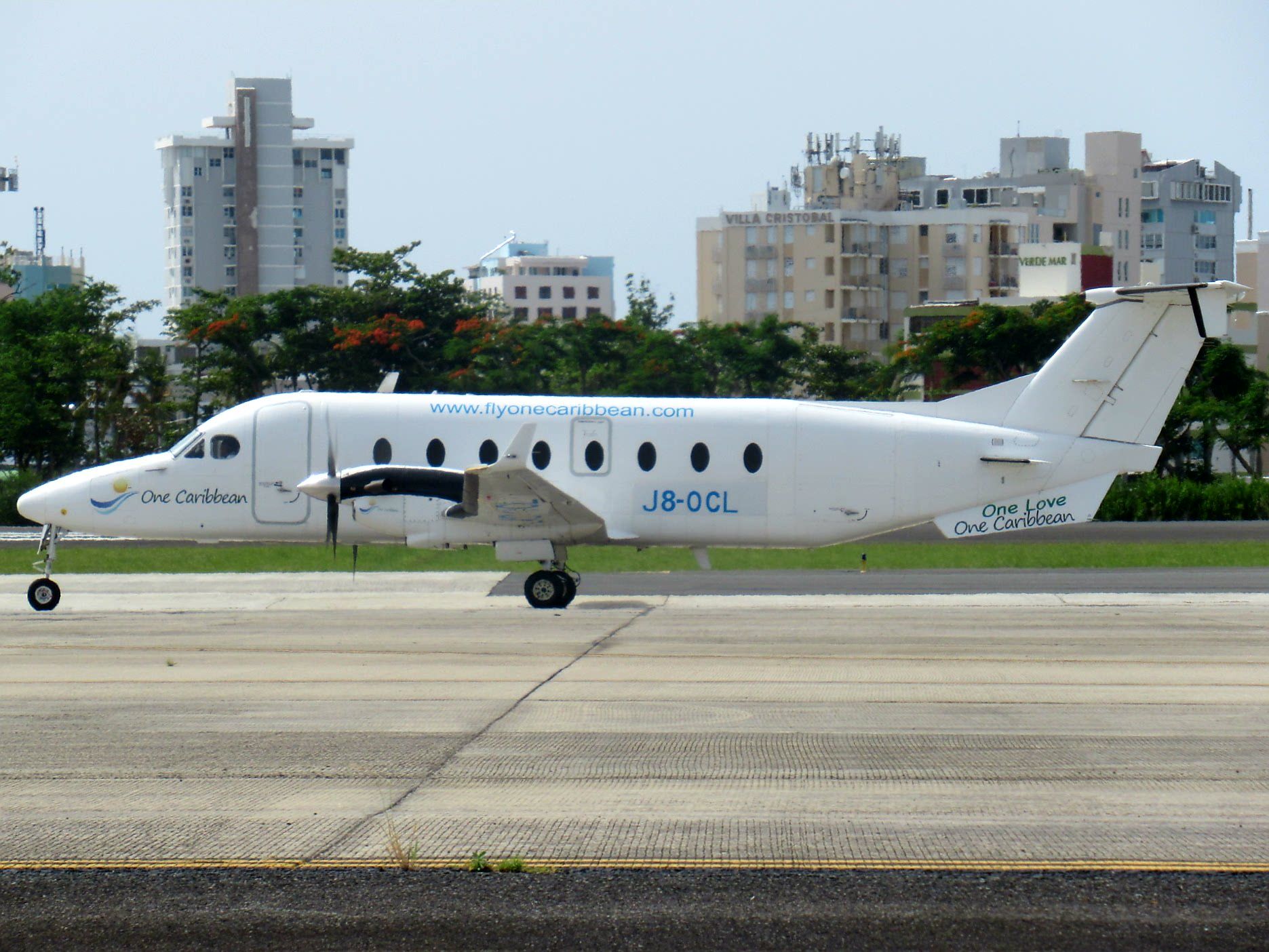 Beechcraft 1900 (J8-OCL)