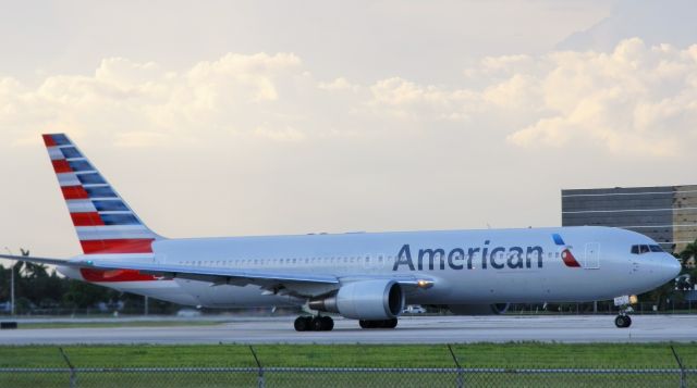 BOEING 767-300 (N369AA)