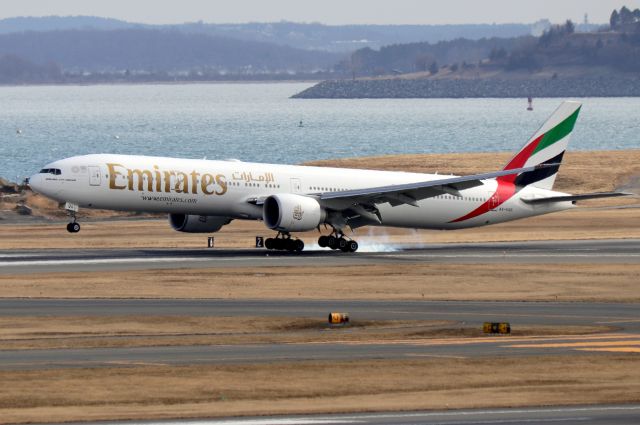 BOEING 777-300 (A6-EQG) - Emirates 237 from Dubai touching down on 4R