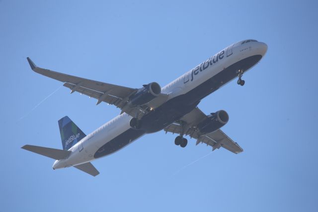 Airbus A321 (N983JT)