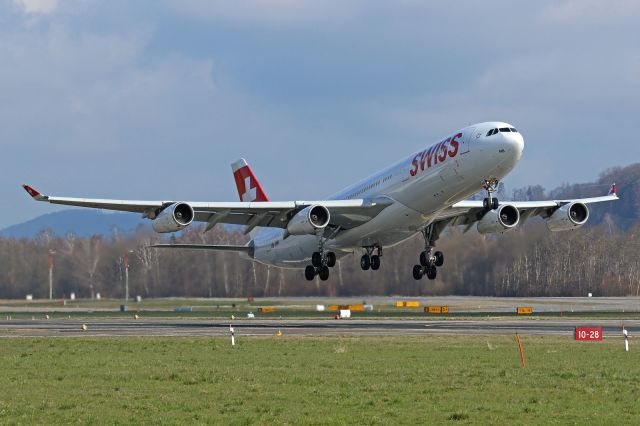 Airbus A340-300 (HB-JMB)