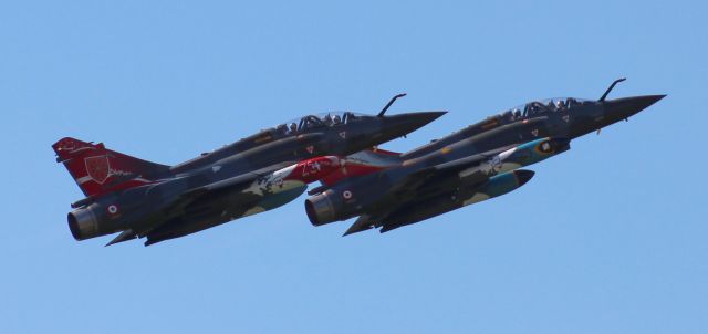 — — - Deux Mirage 2000 D de la patrouille Couteau Delta; meeting aérien de Grenoble le Versoud.  7 juillet 2018