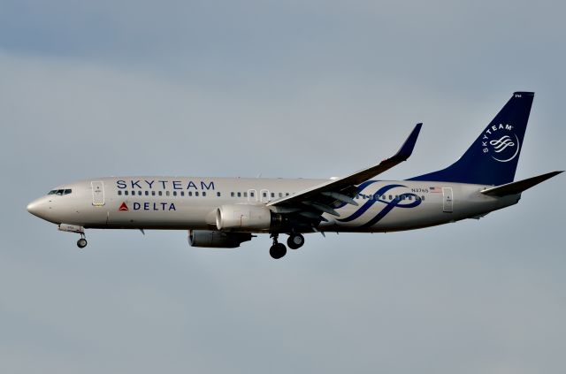 Boeing 737-800 (N3765)