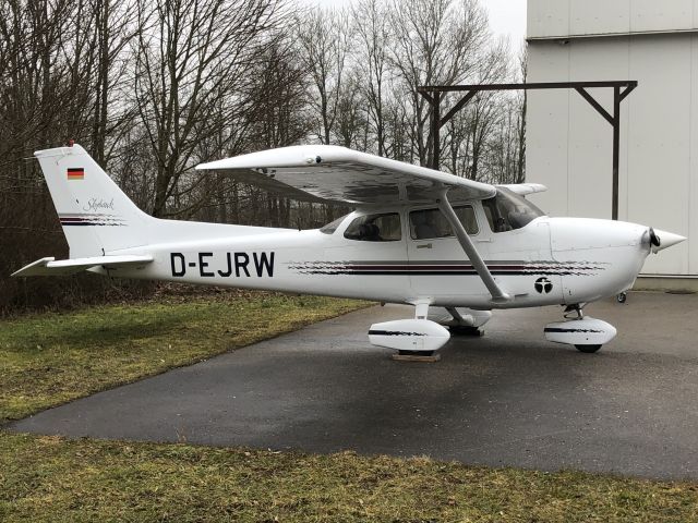 Cessna Skyhawk (D-EJRW) - Sitting in front of Air Service Mühldorf Maintenance Hangar on a cold and rainy day on 14.02.2023 