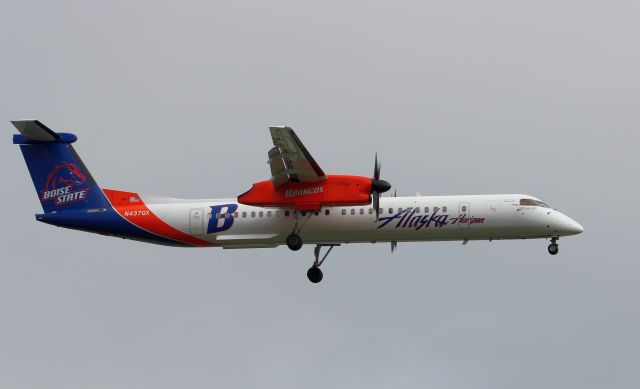 de Havilland Dash 8-400 (N437QX)