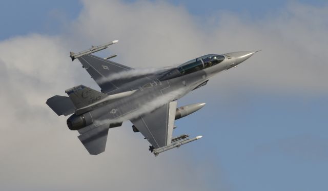 Lockheed F-16 Fighting Falcon (90-0843) - Departing Duluth