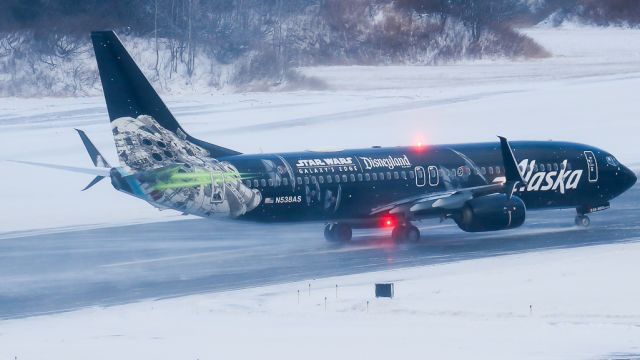 Boeing 737-800 (N538AS) - Alaska Airlines ASA88/AS88 to Anchorage (PANC/ANC) turns onto runway 11 as the beacon flashes.br /Hawaiian codeshare: HA6112br /("Star Wars - Galaxy's Edge" livery).br /Photo date: 1-29-25 br /Upload date: 2-6-25