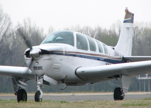 Beechcraft Bonanza (36) (N333VP) - On taxiway Foxtrot heading to runway 14 at the Shreveport Downtown airport.