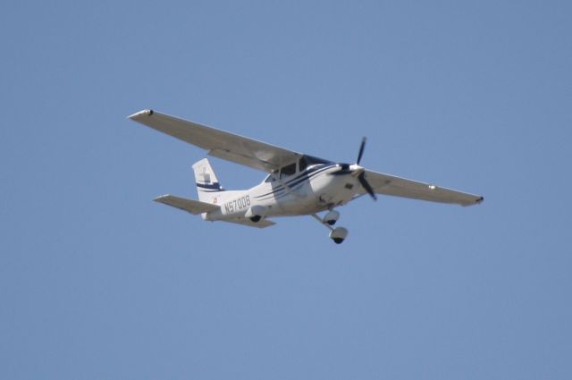 Cessna Skylane (N570DB) - Cessna Skylane (N570DB) on approach to Runway 32 at Sarasota-Bradenton International Airport