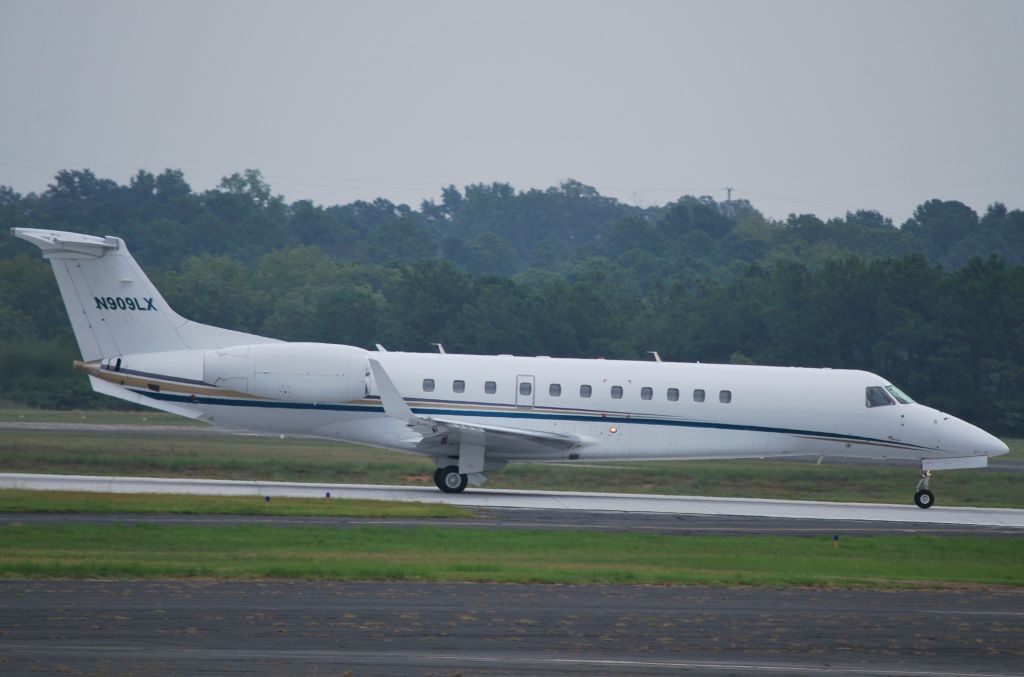 Embraer ERJ-135 (N909LX) - 8/3/10