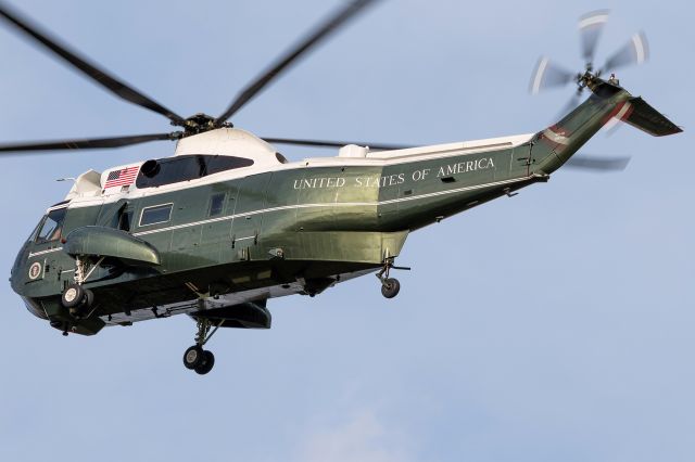 15-9359 — - Marine One approaching the White House's south lawn after a flight from Joint Base Andrews