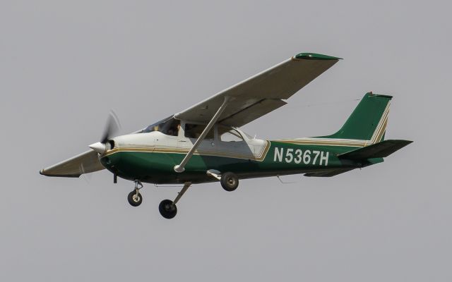 Cessna Skyhawk (N5367H) - Runway 20R arrival @KDPA.