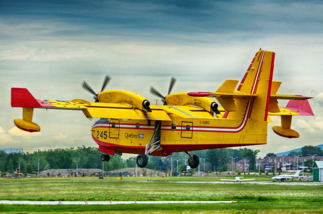 Canadair CL-415 SuperScooper (QUE245) - On final to 06L in CYHU. 22-07-2020