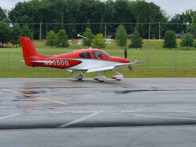 Cirrus SR-22 (N905DG)