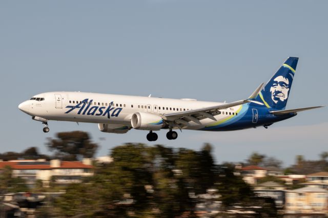 Boeing 737 MAX 9 (N949AK) - 27th March, 2025: Flight AS 1198 from Seattle is about to touch down on runway 27 at San Diego. 