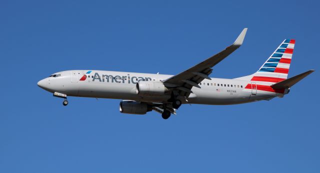 Boeing 737-800 (N921AN) - On final is this 1999 American Airlines Boeing 737-823 in the Winter of 2020.