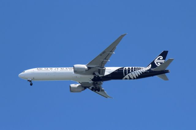 BOEING 777-300 (ZK-OKO) - approximately 10km from KSFO, altitude 2000~2500 feet.