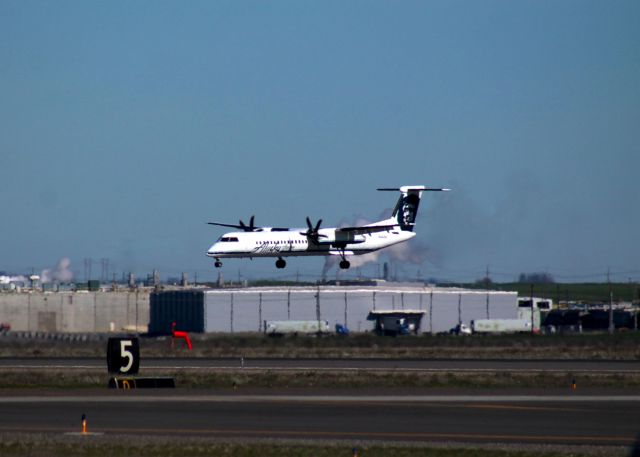 de Havilland Dash 8-400 (N442QX)