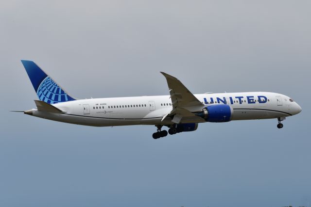 Boeing 787-9 Dreamliner (N19986) - Rescue flight arriving from EWR after it's own EWR-ORD flight got cancelled due ORD weather. Aircraft ferried to IND to pick up stranded pax from two earlier UAL B787 ORD bound weather diversions to IND. Shown arriving 5-L on 07-23-22. B78X N12010 & B789 N27964. I believe both flight crews on the two ORD wx diverts timed out.