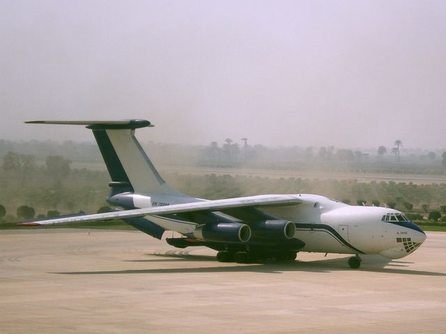 Ilyushin Il-76 (4L-SKY)