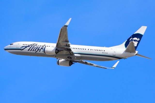 Boeing 737-900 (N431AS) - Alaska Airlines - N431AS - B737-900 - Departing KDFW 01/25/2014