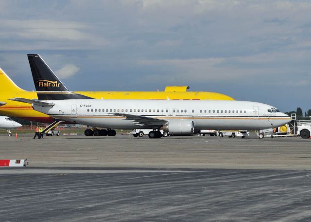 BOEING 737-400 (C-FLEN)