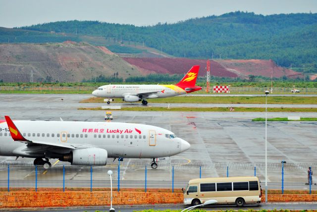 Airbus A319 (B-6045) - A319 and 737