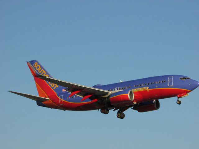 Boeing 737-700 (N233WN) - Landing on RWY 20R