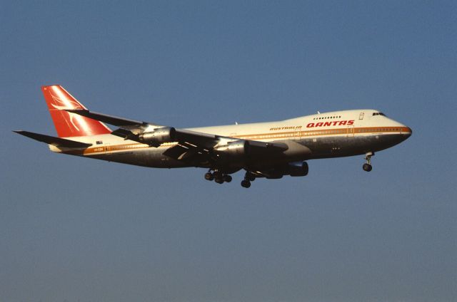 Boeing 747-200 (VH-EBN) - Final Approach to Narita Intl Airport Rwy34 on 1986/04/13