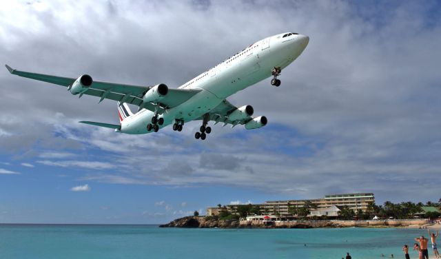 Airbus A340-300 (F-GLZN) - 70 years of spectacular landing over Maho Beach.