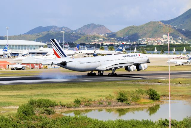 Airbus A340-300 (F-GLZN)