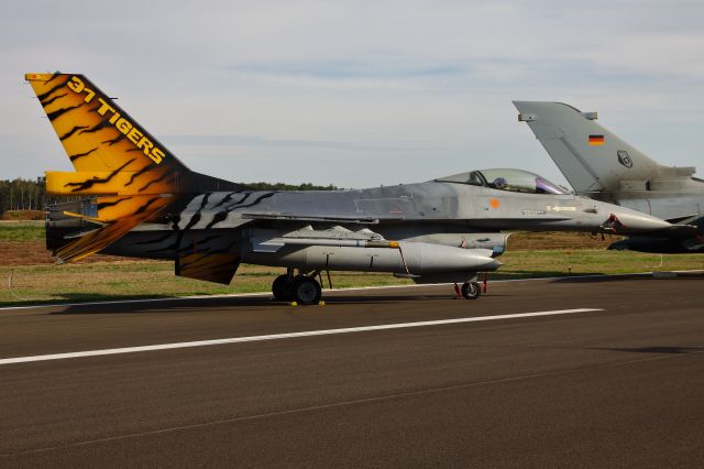 Lockheed F-16 Fighting Falcon —