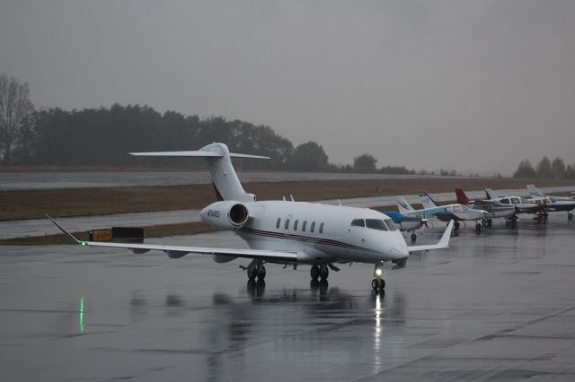 Bombardier Challenger 300 (N761QS)