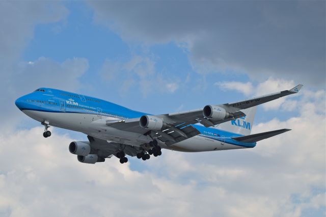 Boeing 747-400 (PH-BFW) - Boeing B747-406(M) PH-BFW MSN 30454 of KLM named "Shanghai" is on approach to Mexico City International Airport (07/2018).