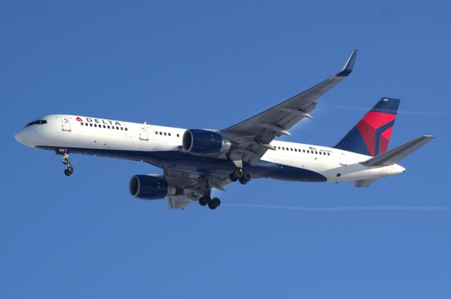 Boeing 757-200 (N900PC) - One of the flights diverted from Salt Lake, Boise got two DAL 738's two B752's and A320's and a FedEx DC10 also.