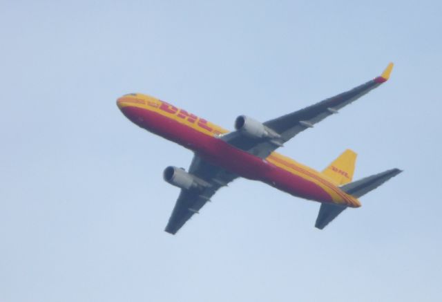 BOEING 767-300 (G-DHLG) - Shown here is a DHL Boeing 767-300 a few moments until landing in the Winter of 2017.