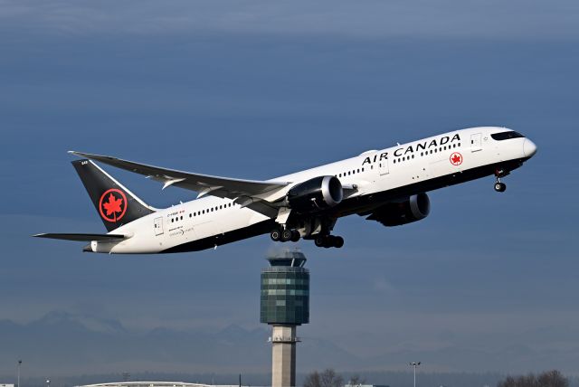 Boeing 787-9 Dreamliner (C-FRSR)