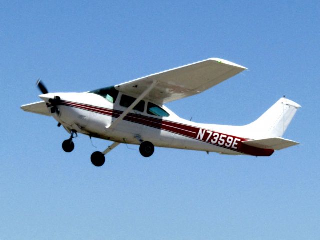 Cessna Skylane (N7359E) - Taking off RWY 24